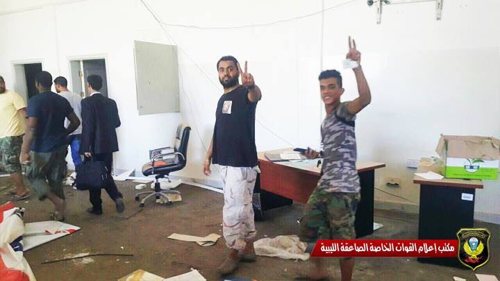 spforces01's tweet photo. القوات الخاصة تسلّم صباح اليوم مقر المصرف التجاري الوطني فرع سوق العرب لموظفيه بعدما تم تمشيطه من المفخخات والملاغم  ...

المركز الإعلامي https://t.co/h9PrsgqO6e