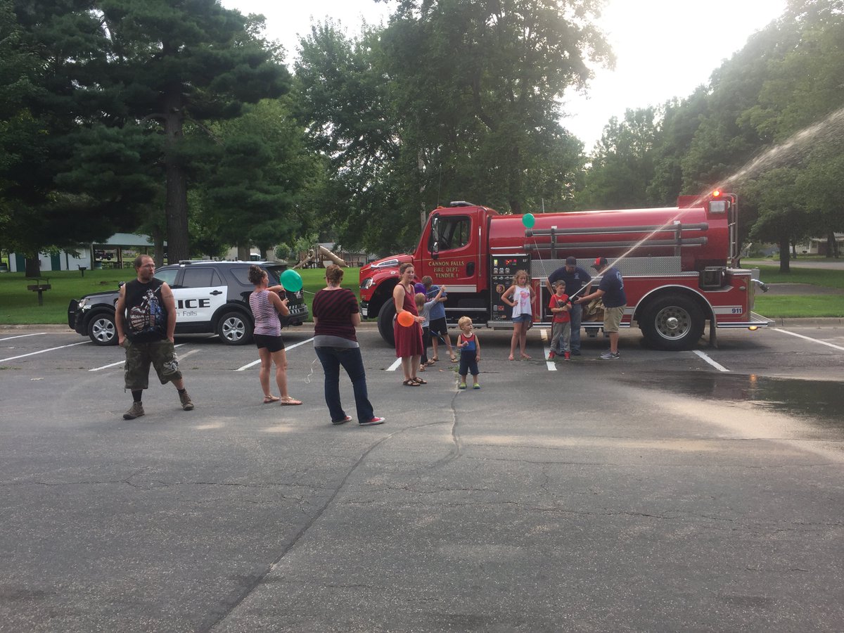 CannonFallsPD's tweet photo. Thank you to everyone that took their time to throw a Night to Unite party and invite their neighbors. Hope to see you next year! #2017NNO https://t.co/Mmh4mfCDXB