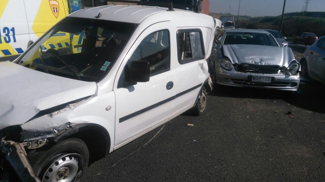 biobio's tweet photo. 🔶 EN DESARROLLO | Una mujer salió eyectada tras colisión de dos vehículos en Autopista del Sol https://t.co/dOwmHvXize https://t.co/CnPIGdlxvt