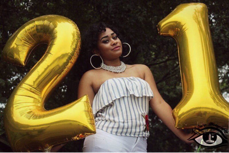 Juwiththacam's tweet photo. Happy 21st Birthday @Hiigh_yellabone 🎉🍾
#AllSeeingShots 👁📸 https://t.co/WSU6XUe58k