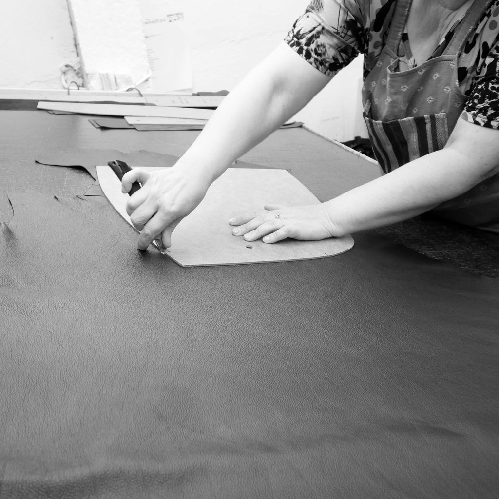 Pohjanmaan's tweet photo. Työvaihe: Nahkavuodan leikkaus ✂ | Craft: Cutting a #leatherhide ✂
Tuotantolinja: Sohvat | Production line: Sofas
#pohjanmaan https://t.co/HLNdnLvJwg