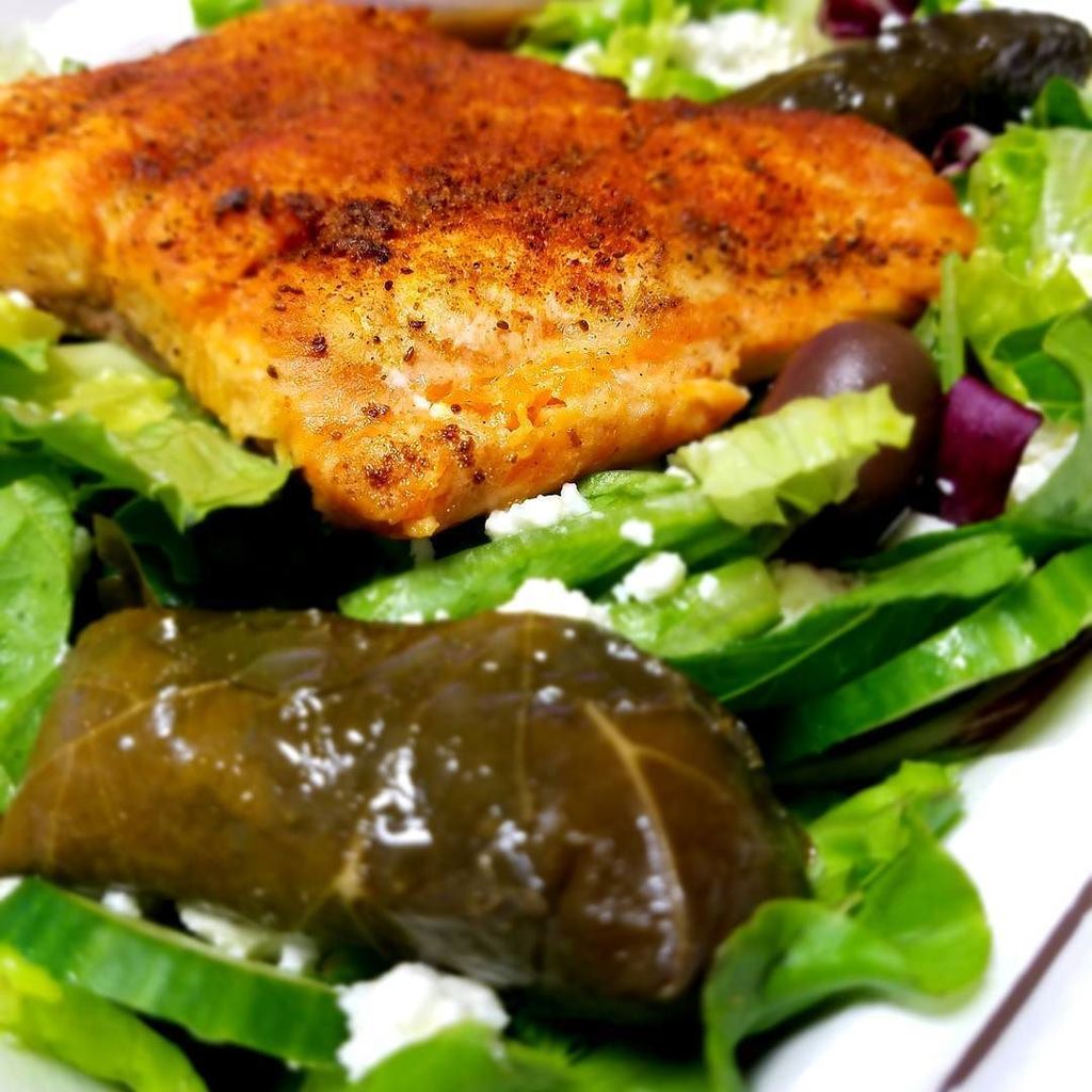 FGSW's tweet photo. Having a #GreekSalad with salmon for lunch!
#
#
#shealth #weightlossjourney #wycwyc #ffcheckin #healthylunch #h… https://t.co/8jeKIfa5LO https://t.co/z1Gf4Uc6Dp