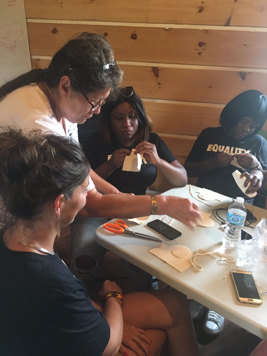 ChariteLeo's tweet photo. Confection de mocassins pour les enfants autochtones du Centre de #Toronto @NativeCentre @mncfn @Min_AANC #CampLEO https://t.co/hDJjBNWnja