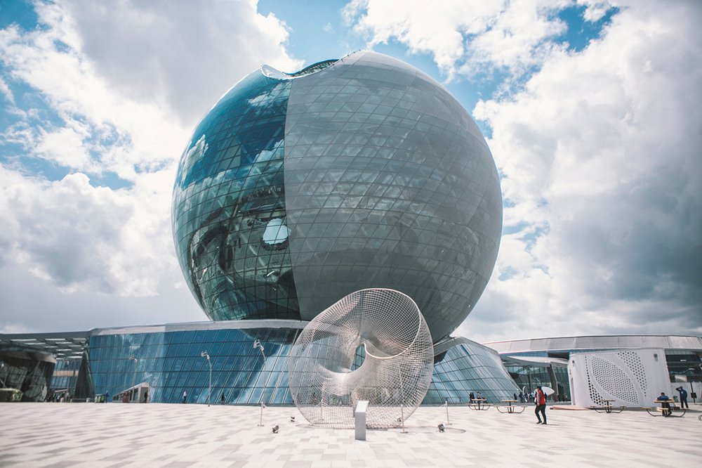 ArtinAmerica's tweet image. Designed for @EXPO2017Astana, @smithgillarch's "vast complex of exhibition spaces evokes a futuristic space colony." bit.ly/2w3up5O
