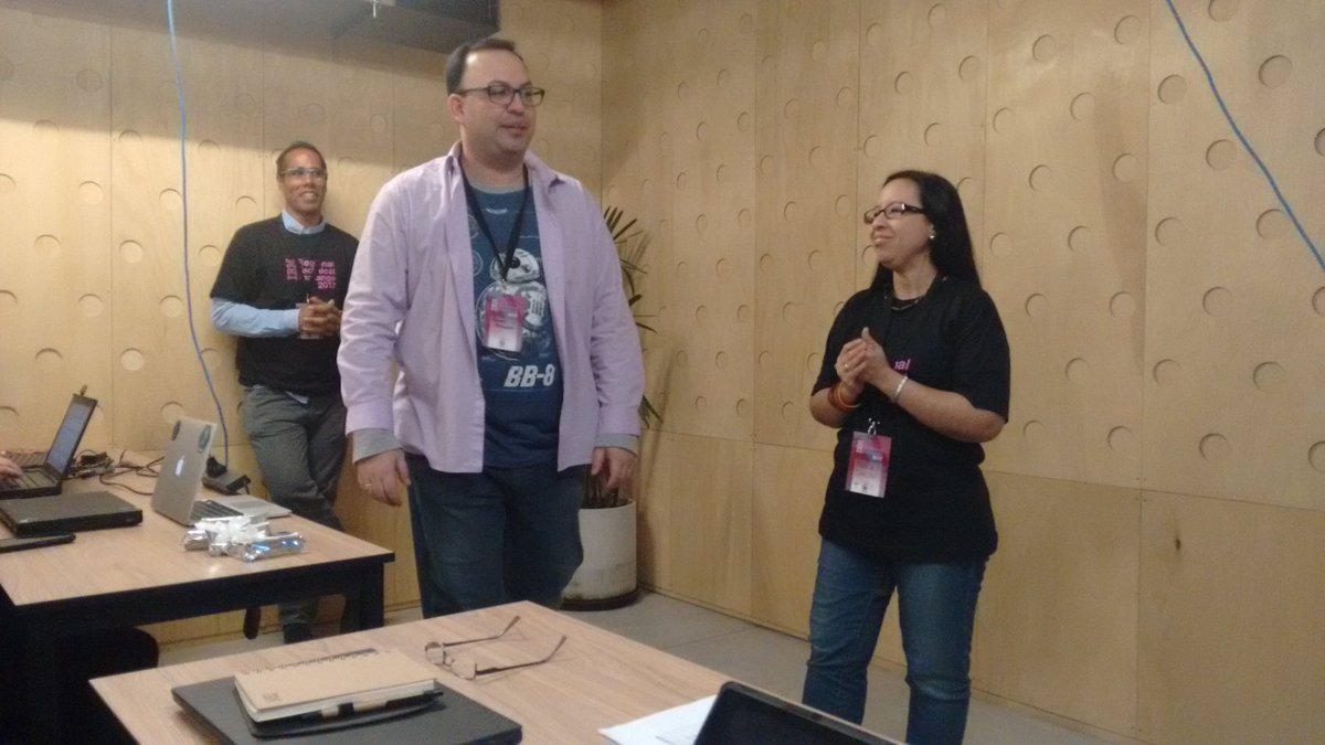 lanzamariela's tweet photo. @herickbeth y Armando Castillo en el lab "De los datos a la nube" en el RTE hablando de Ecosistemas Híbridos #TechieIBM https://t.co/zek7YRqLgk