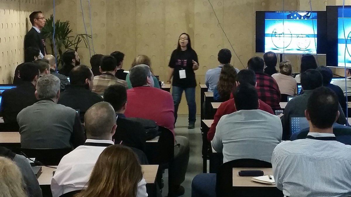roman_zambrano's tweet photo. De los datos, a la nube... @herickbeth nos habla de Bluemix, API y Contenedores en el #RTE2017 #TechieIBM @IBMArgentina https://t.co/i09H1N9usB