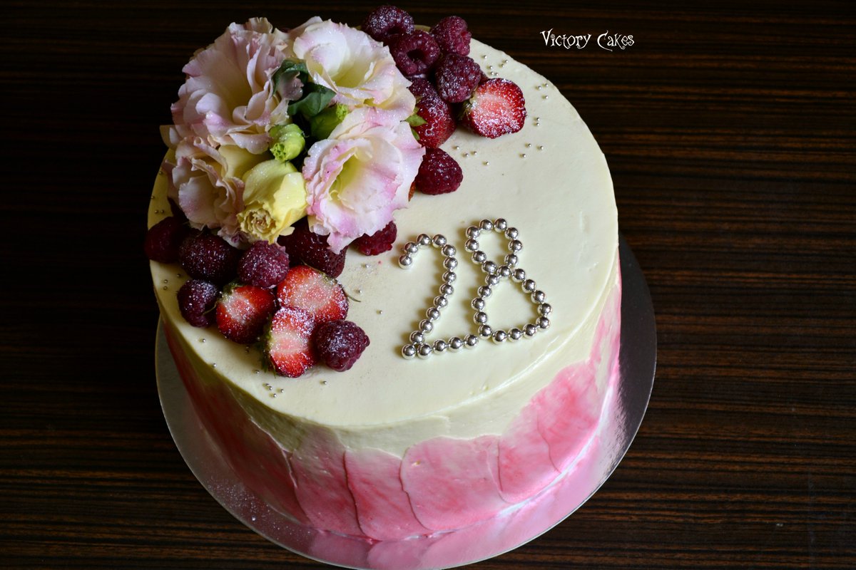 Victory_Cakes's tweet photo. А вот еще два нарядных красавца #victory_cakes #krivoqrog #эустомы #ягоды #тортыназаказ #безмастики https://t.co/c6ni5yOBaj