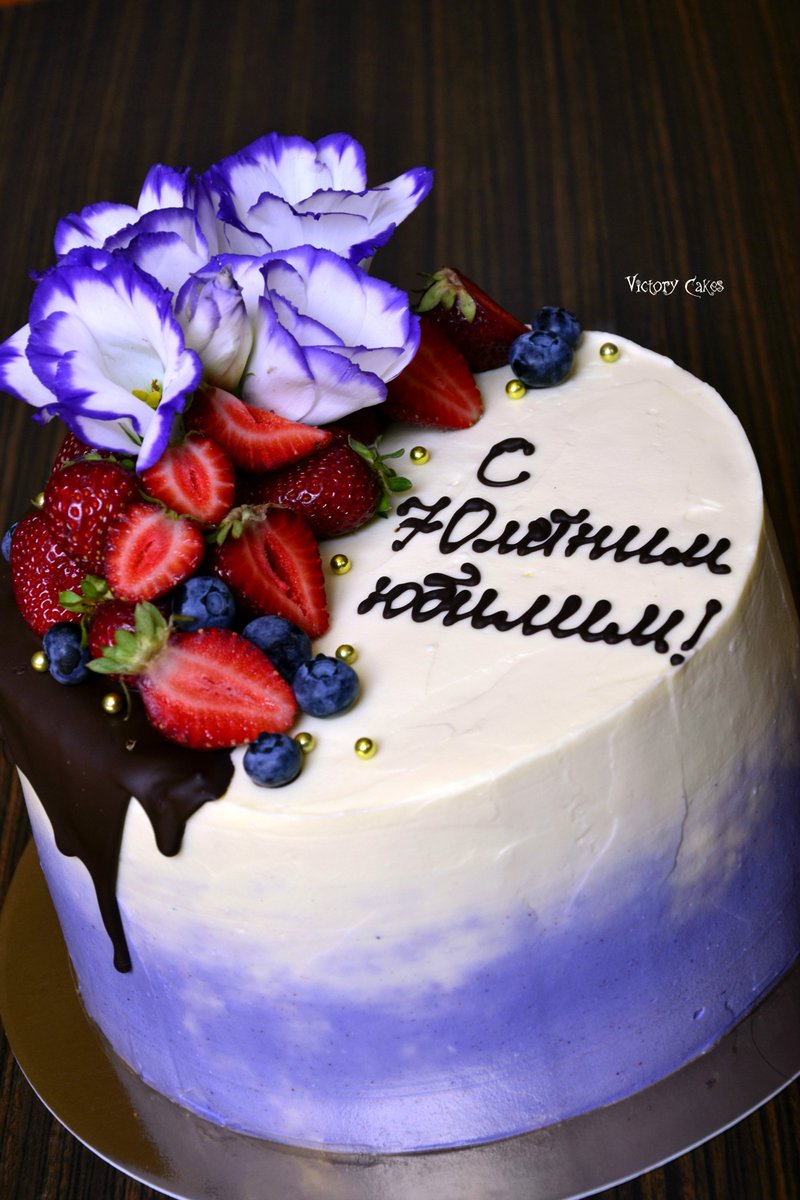 Victory_Cakes's tweet photo. А вот еще два нарядных красавца #victory_cakes #krivoqrog #эустомы #ягоды #тортыназаказ #безмастики https://t.co/c6ni5yOBaj