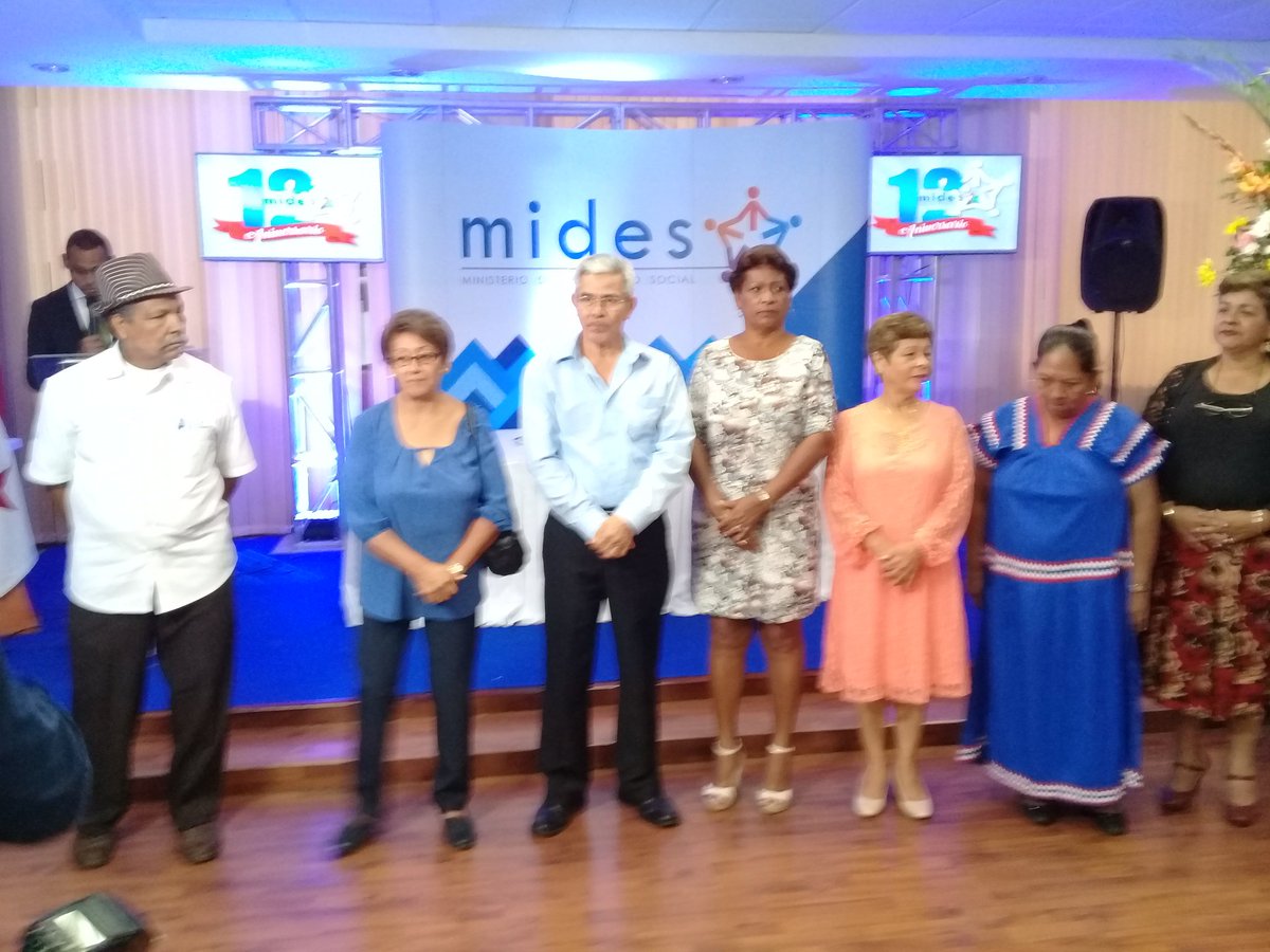 diatkinsong's tweet photo. Agustin Gonzalez de Mides-Colón con 43 años de servidor publico recibe reconocimiento con motivo de los 12 años de la institución como MIDES https://t.co/y8tvxvhm5O