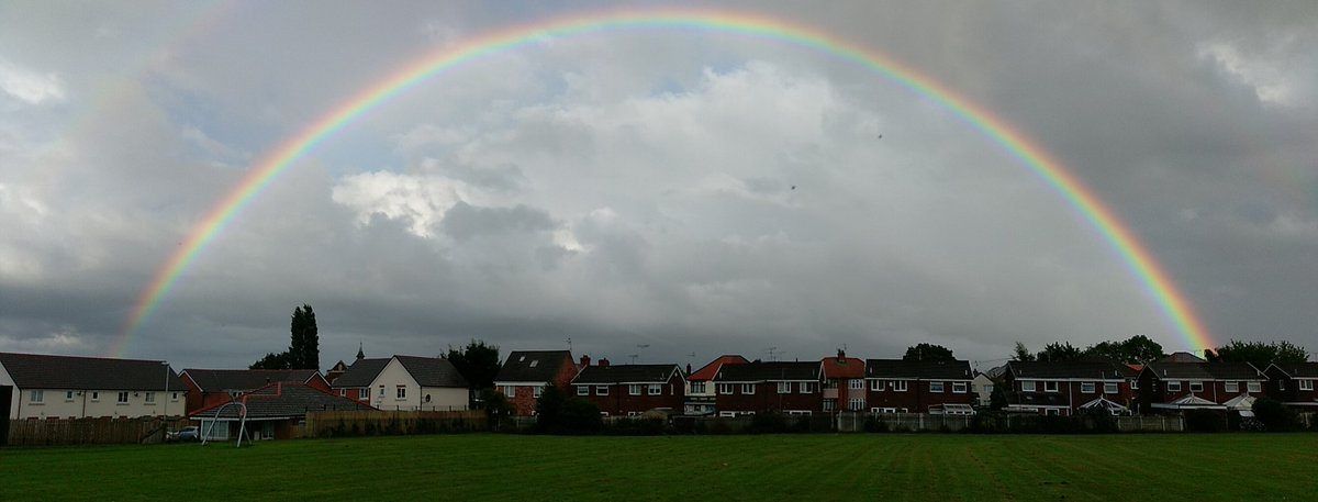 markmiwurd's tweet photo. @DeesideDotCom @FlintshireSkies right hand end must be in my garden! #gethomequick ๐๐ https://t.co/xABWQx08Ug