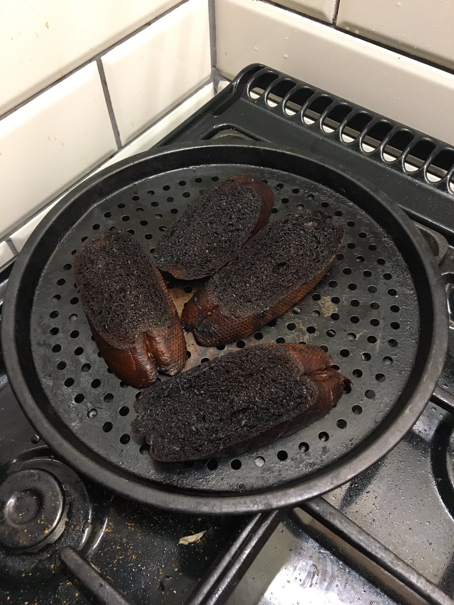 wrighty0103's tweet photo. @GordonRamsay what do you think of the garlic bread my girlfriend cooked me? https://t.co/YkrECGhPHK