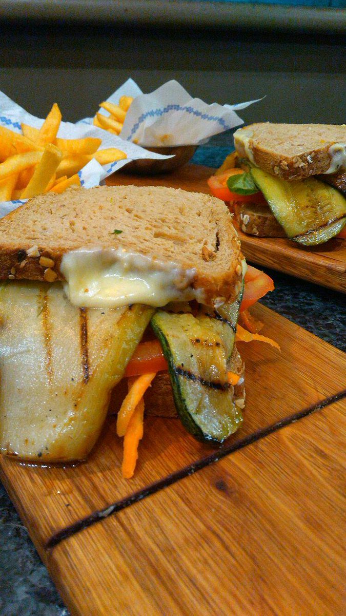 TIBIRestoBar's tweet photo. El vegetariano también sabe redivino. Saborear los vegetales asados a la parrilla, el queso fundido y el pan crocantico, es de otro planeta https://t.co/GxVAAegqaD