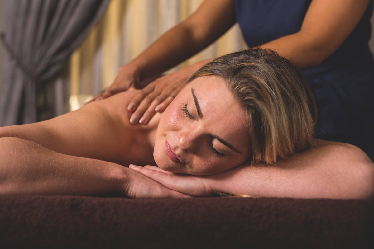 EsyaSpa_RR's tweet photo. *TOMORROW ONLY* 2 for 1 on our Limited Edition @Elemis ​ Ocean Spa Full Body Massage. 
Only £80! Call 01637 882430 to book now. https://t.co/eq1knGNqpC