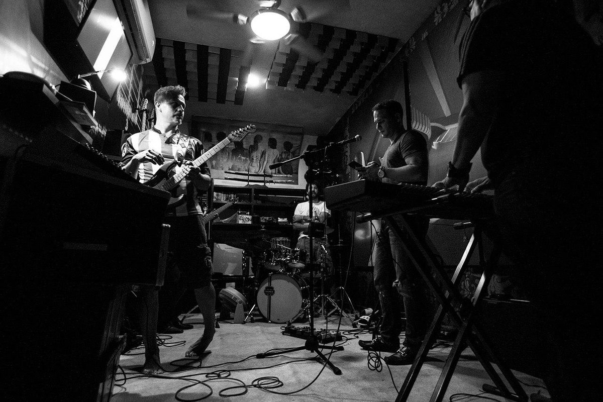 dakotathebandmx's tweet photo. Ayer tuvimos como invitado a @manotasmau y esto es el resultado del ensayo; https://t.co/OdQDv9yfjy