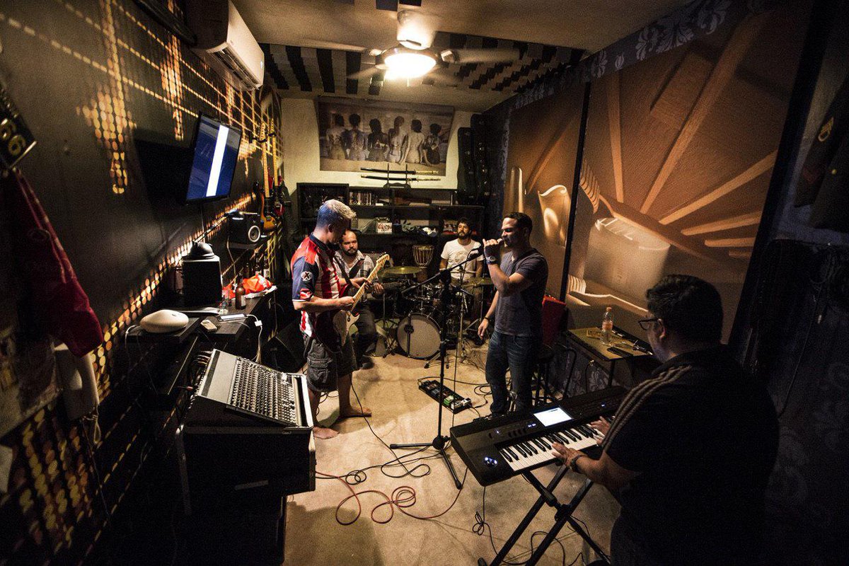dakotathebandmx's tweet photo. Ayer tuvimos como invitado a @manotasmau y esto es el resultado del ensayo; https://t.co/OdQDv9yfjy