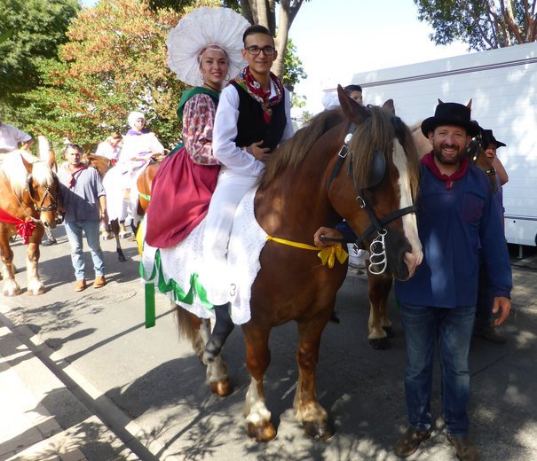 laprovence's tweet photo. #Gémenos : la cavalcade, du #spectacle et des #traditions ! 😉 https://t.co/7U9d7lnFL8  #SaintEloi https://t.co/uB0yEsKNtX