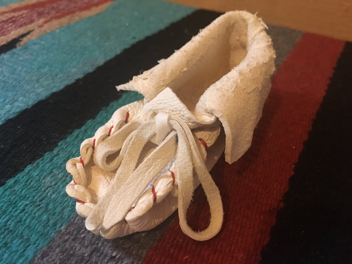 ChariteLeo's tweet photo. First day #CampLEO at @mncfn to make baby moccasins &amp;I learn about First Nation's story @OntHumanRights @MPPIndiraNH https://t.co/YuCdLfT66d