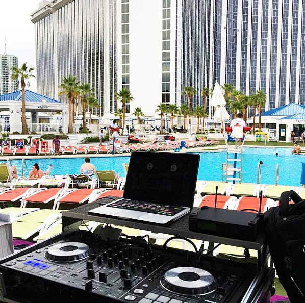 Ladies drink free when <a href="/HeyOmari/">Omari Mitchell</a> &amp;
 <a href="/jctheproducer/">JC Fernandez</a> are around! 📸: <a href="/Mix941/">Mix 94.1</a>