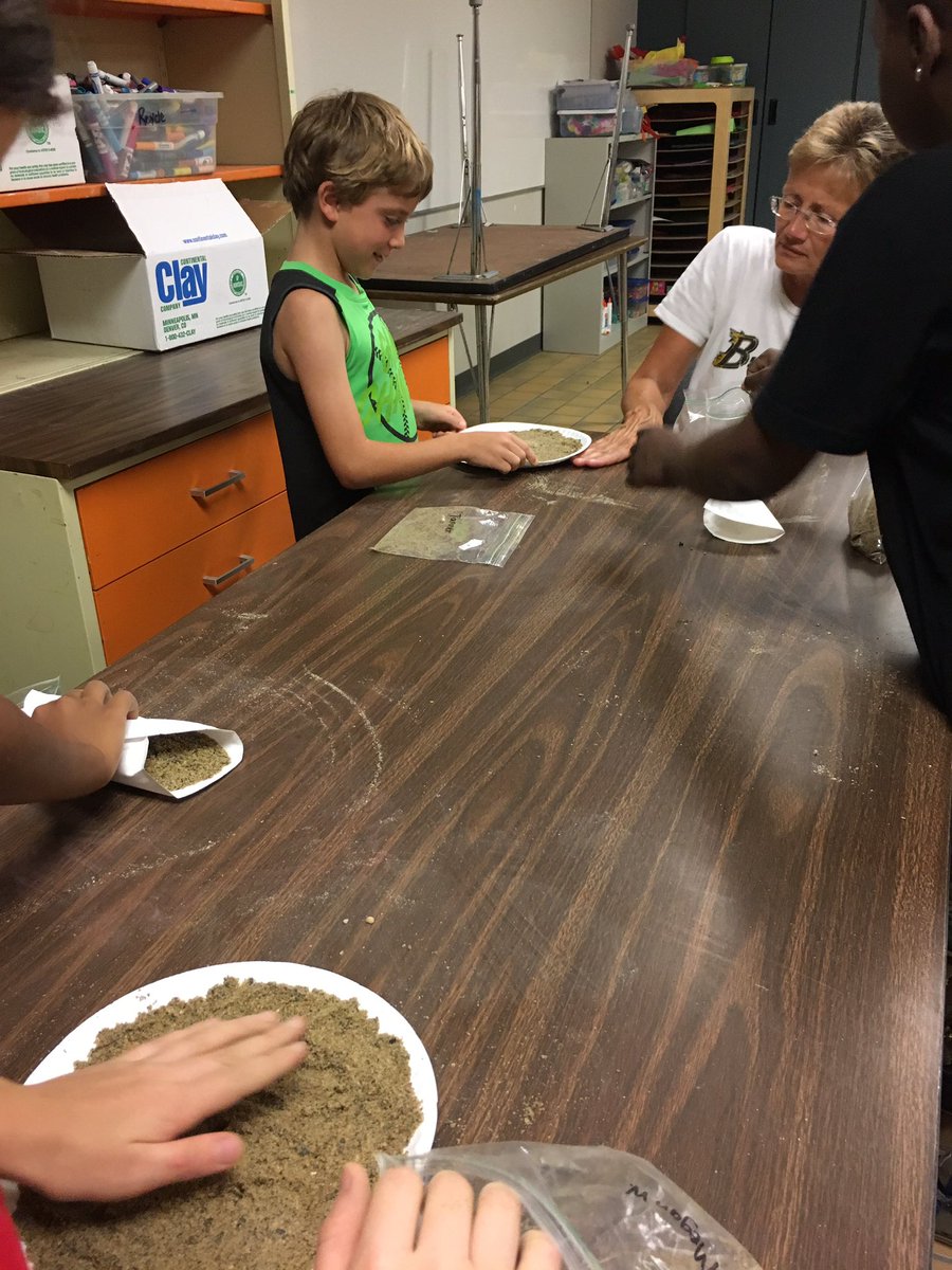 GPSummerBreak's tweet photo. Here's another group making kinetic sand. @191CommunityEd @ISD191 #maker https://t.co/SSDk3faBOV