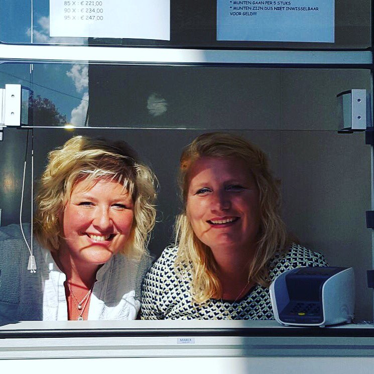 UitInSchagen's tweet photo. Kassa's met pin, bij Stiel (Herenstraat), de Posthoorn, de Smidse ('t Vosje), 't Geveltje en bij 't Noord. 

#popweekend #muntverkoop https://t.co/4LJ3xRQ32Z