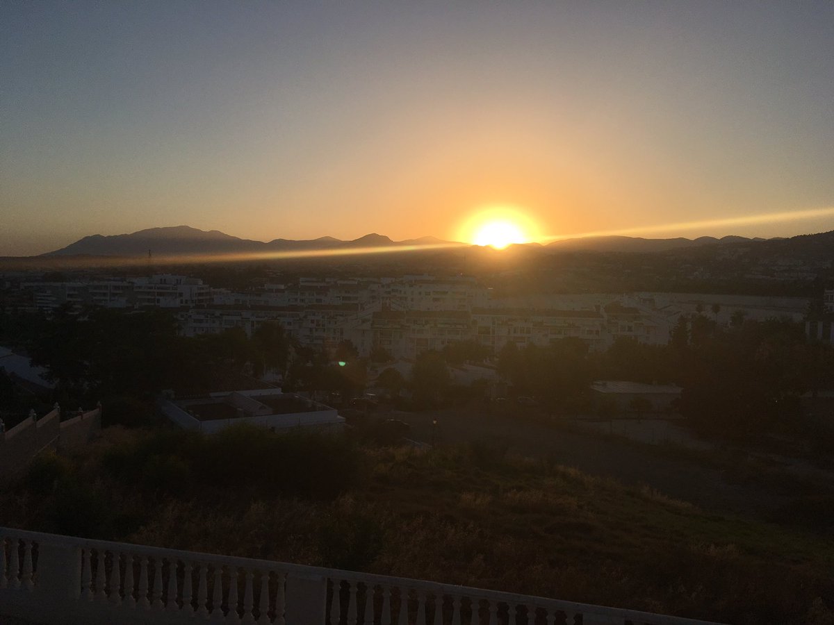 LiketErik's tweet photo. Rapport från exilen. Solen går ned bakom Sierra Blanca som vanligt. 28 C i luften, 30 C i poolen, ölen 8C. #emigrera https://t.co/Db7uzEPB6e