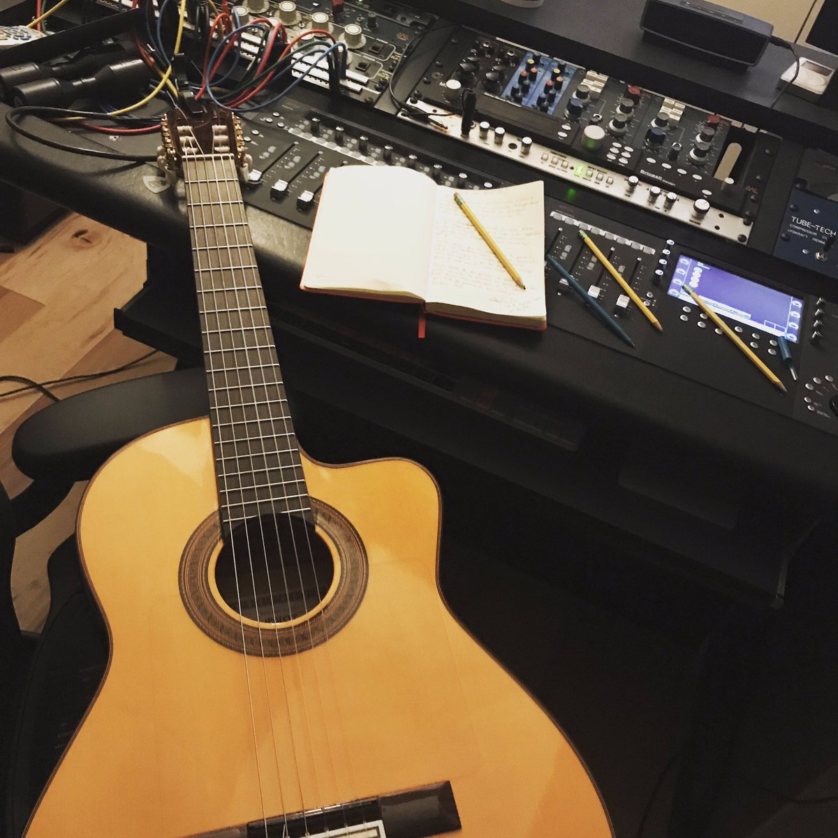 gianmarcomusica's tweet photo. Acaba de nacer una nueva canción para el próximo disco🙏🏼✨🎸Se va llenando el cuaderno... https://t.co/ss7V3YPnJD