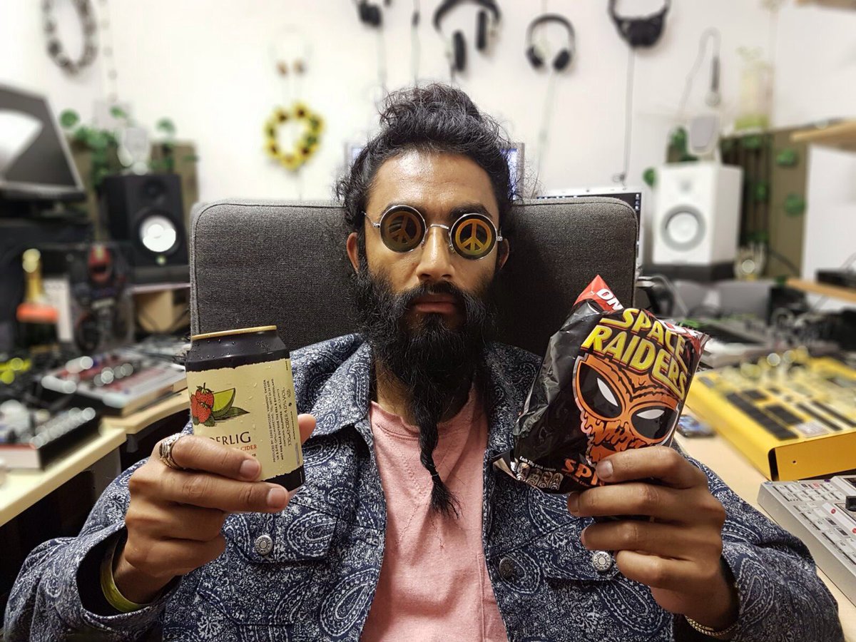 mypandashallfly's tweet photo. Studio dinner sorted 😂

#synthesizer #synths #malemodels #musicproducers #bearded #musicianlife #makebeats #spaceraiders #rekorderlig #beats https://t.co/dmf2JlLQ4U