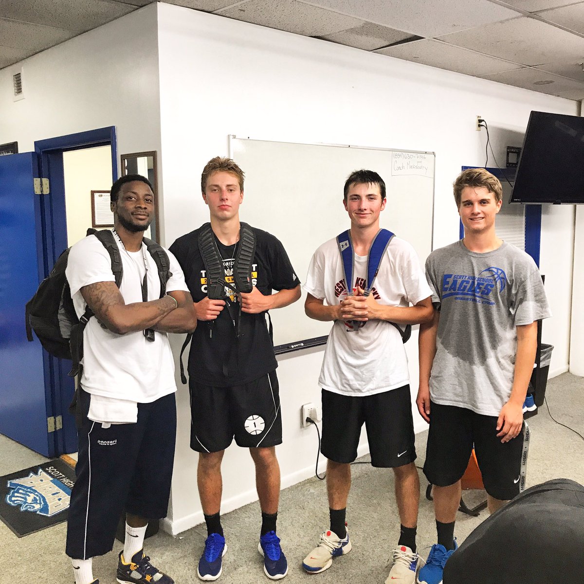 CashmereWright1's tweet photo. Good Work Today With A Great Group Of Kids in #NorthernKY #scotthigh #2017statefinal4 #1vision #cincinnati #💪🏾 @thetrey54 @CashmereWright1 https://t.co/zyNu3ybaUb