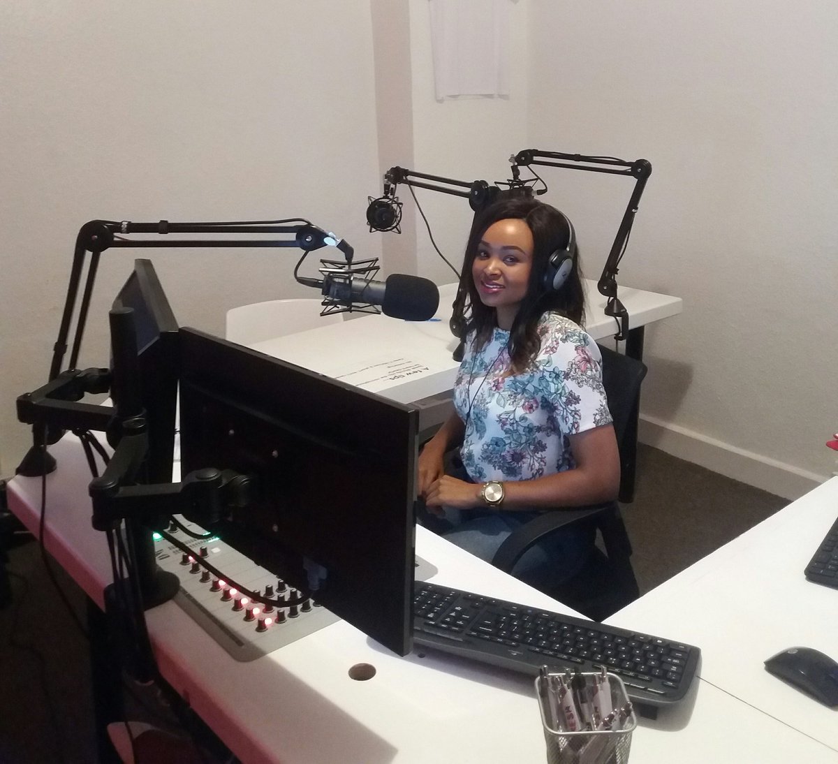 laviniah_k's tweet photo. It's been a pleasure guys! Join me every #Wednesday 7-9pm on @freshcov signing out my show with #Laurynhill 🎤 #presenter #radio #music https://t.co/RiLseDGj9g