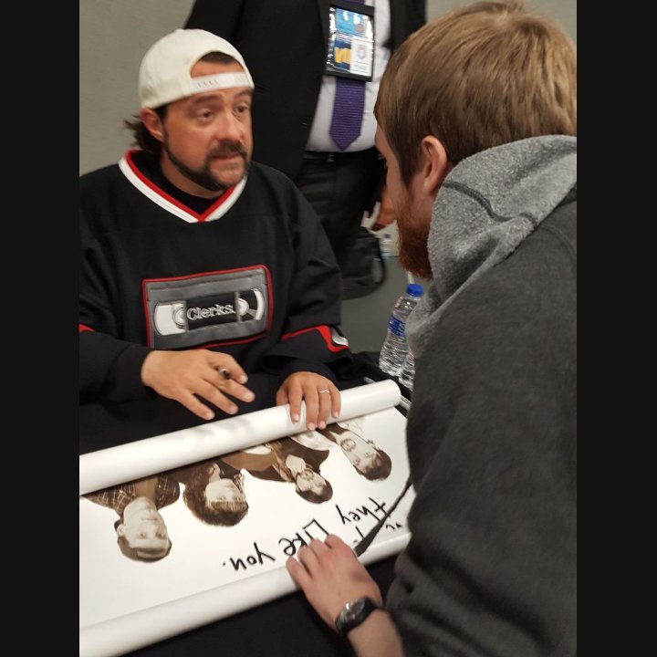 Happy birthday to Kevin Smith! Pleasure to meet him also at (the conversation wasn\t as serious as it looks!) 