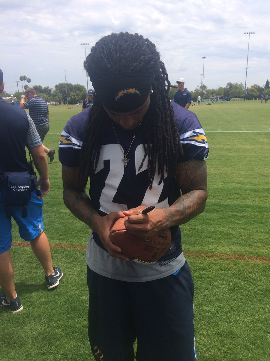 charlesbandaiii's tweet photo. I can't believe my favorite player signed my football 😭⚡️⚡️⚡️ #Feeva @Jfeeva_2 @ChargersLegion @Chargers https://t.co/iM2D1uqTwD