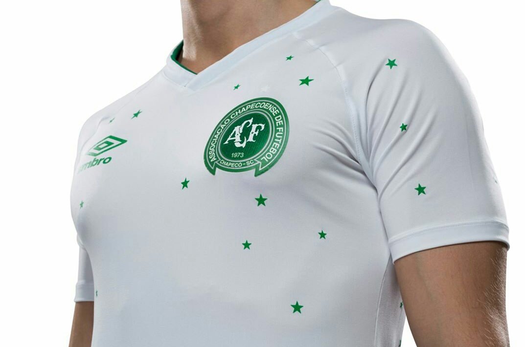 enunabaldosa's tweet photo. La nueva camiseta del Chapecoense. Estrellada. https://t.co/L1YO7TmKIm