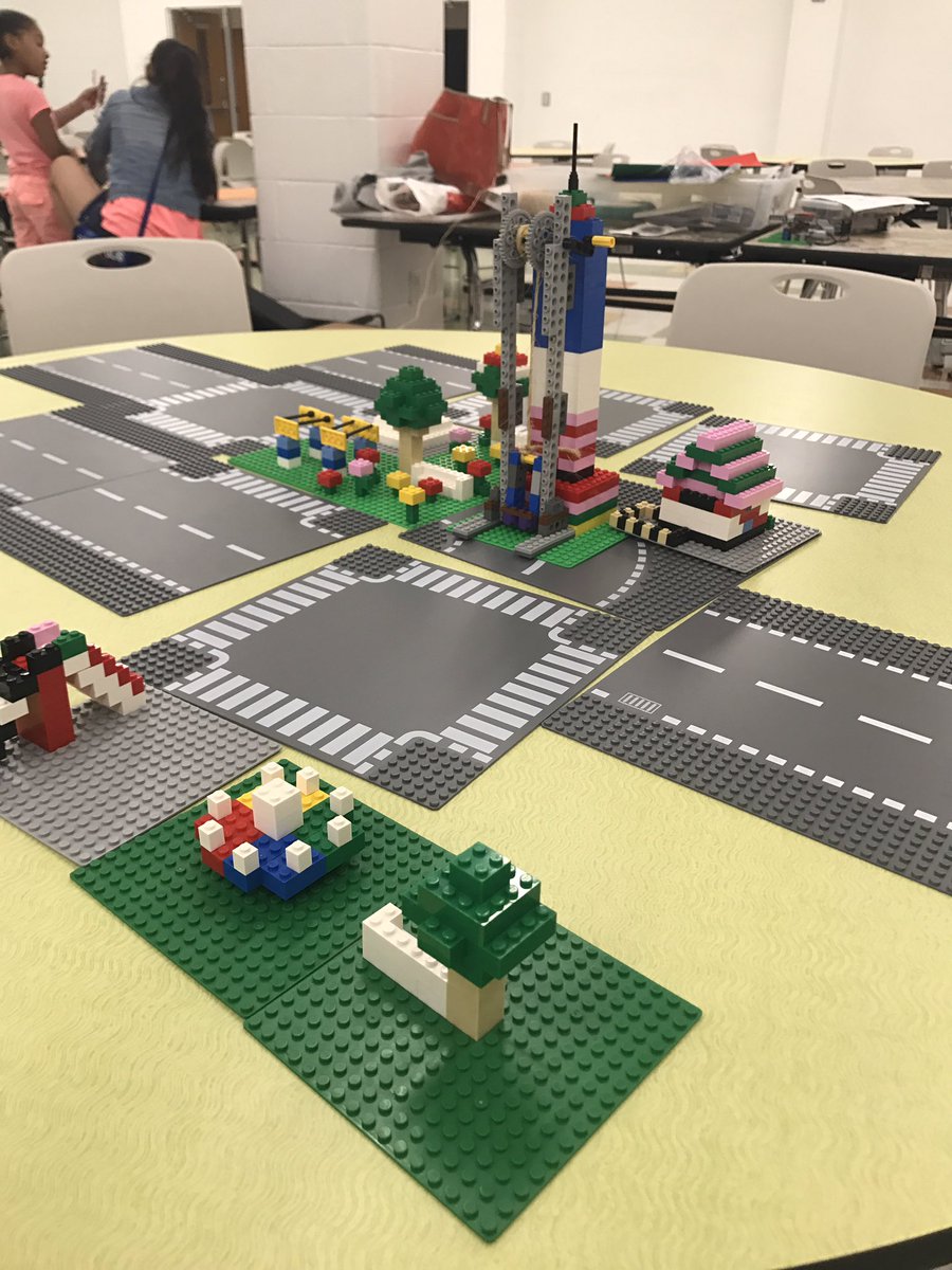 ElliottSummerPl's tweet photo. @ElliottSummerPl @NPSvoices @ELT_Newark @summer_plus @BCB4K Newark summer students exploring #Engineering https://t.co/XVxNnUucqX