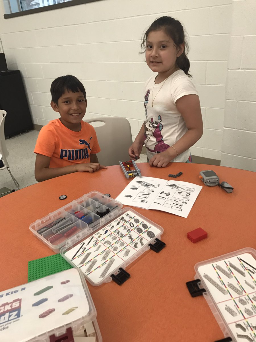 ElliottSummerPl's tweet photo. @ElliottSummerPl @NPSvoices @ELT_Newark @summer_plus @BCB4K Newark summer students exploring #Engineering https://t.co/XVxNnUucqX