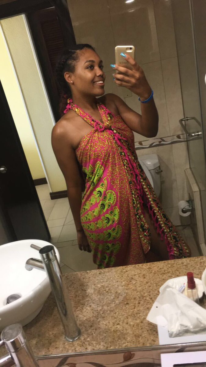 DestTaylor_'s tweet photo. Officially been in the Bahamas 24 hours and the first thing I bought was pink and green 💖💚🌴 #ItWasOnlyRight #MirrorCheck https://t.co/KLUvapWAwz