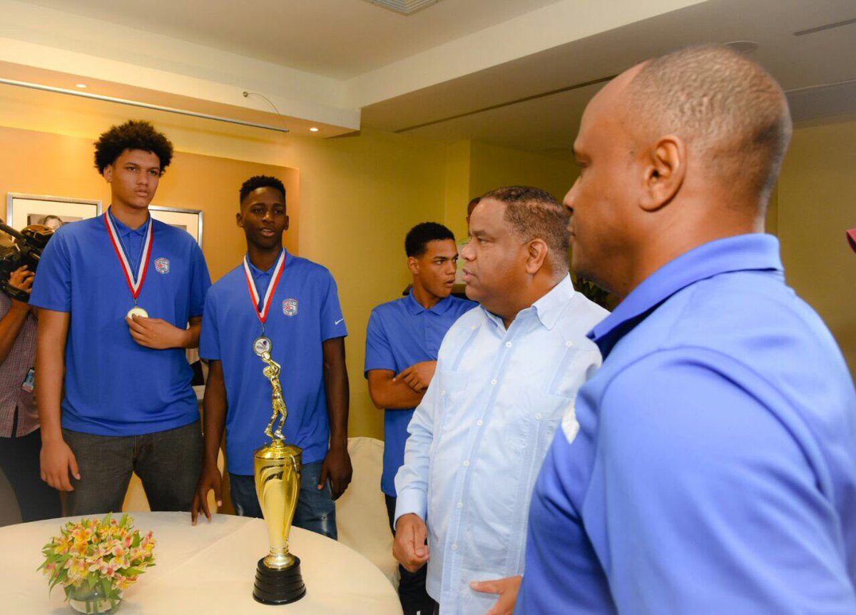 miderec_rd's tweet photo. El Ministro @dddiaz compartió un almuerzo junto a la delegación de baloncesto Sub-17, campeones invictos del Centrobasket U17, año 2017. https://t.co/2Ybaa3HkYI