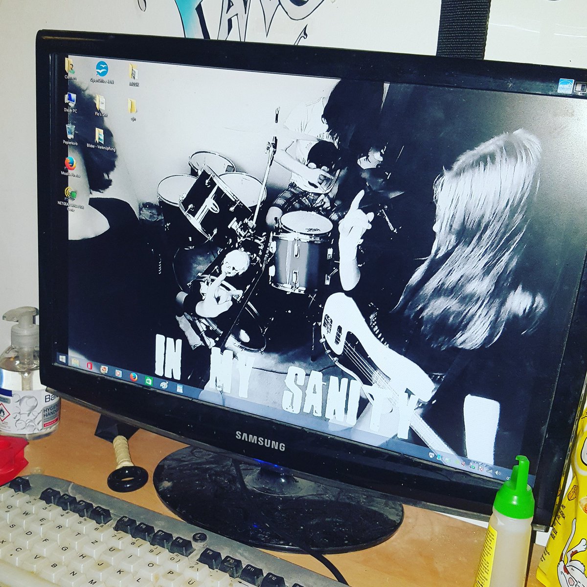 _IN_MY_SANITY_'s tweet photo. Well that's cool
🤘
#inmysanity #band #album #guitar #bass #drums #vocals #johnnyfuckguitar #lucyfuckbass #floliebtseinedrums #keeponrockin https://t.co/x9ld2tPjrZ