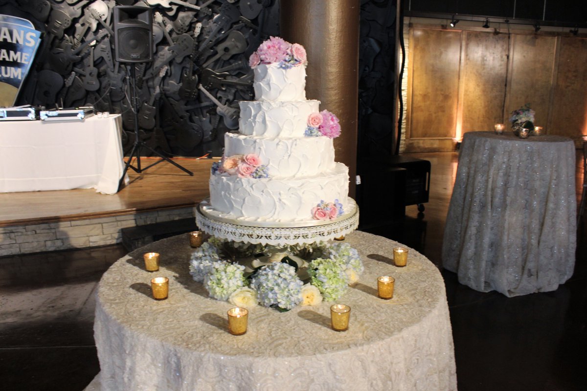 Be right back while we pick our jaws up off the floor... This cake is GORGEOUS. We love #WeddingWednesday !