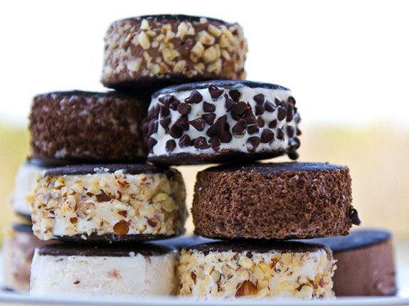 IFProUSA's tweet photo. Today is #NationalIceCreamSandwichDay and we are loving it! https://t.co/McKzbT6w0b
