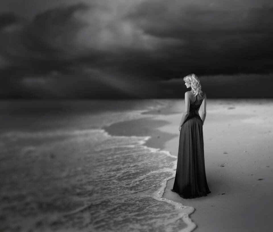 أقدسَ الهدوء الذي بداخلي 
يبقينيَ مٌتزنه مستقيمهَ ..
دوماً أجعل راحتي مَـنّ اولويآتي وهذا
يگفينيَ ويريحينيَ جداً ..♩'