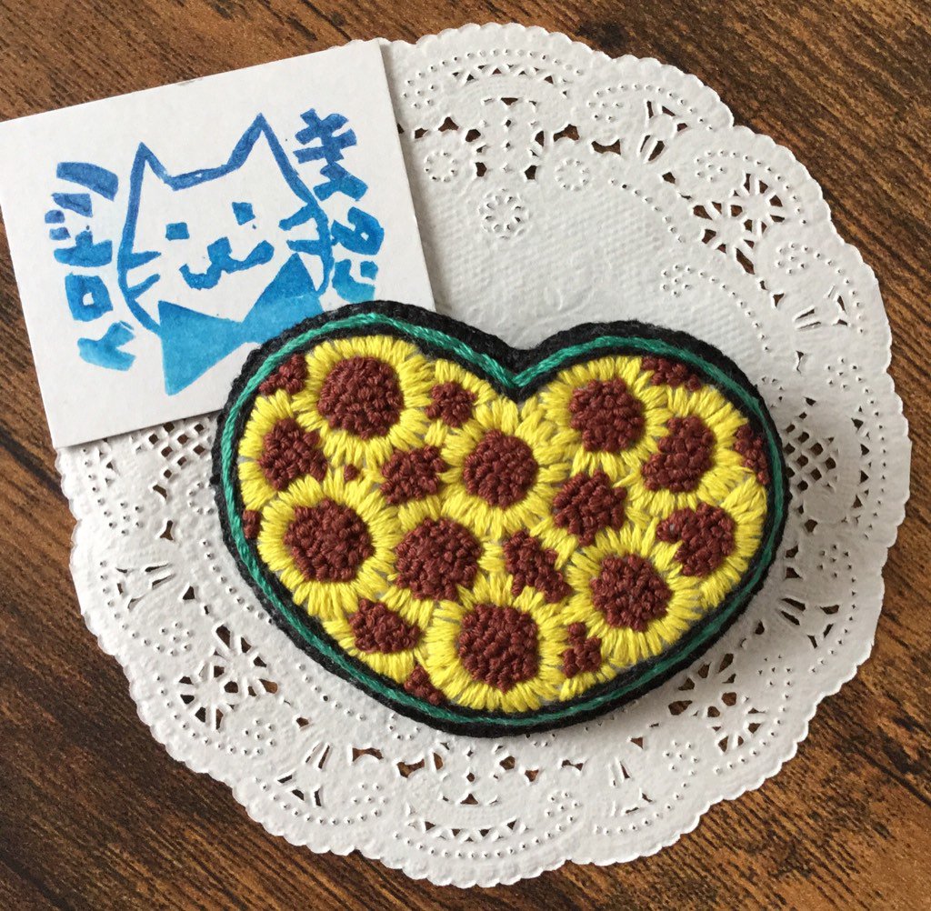 irodorisaitan's tweet photo. ミンネさんの「8月ギフト」「ハワイ」特集に便乗してご紹介です✨
手刺繍ブローチ1点ものです。
https://t.co/rxCGlgN0Tk

#minneで販売中 #ハンドメイド好きさんと繋がりたい #お洒落さんと繋がりたい https://t.co/gqdQPBEUaF