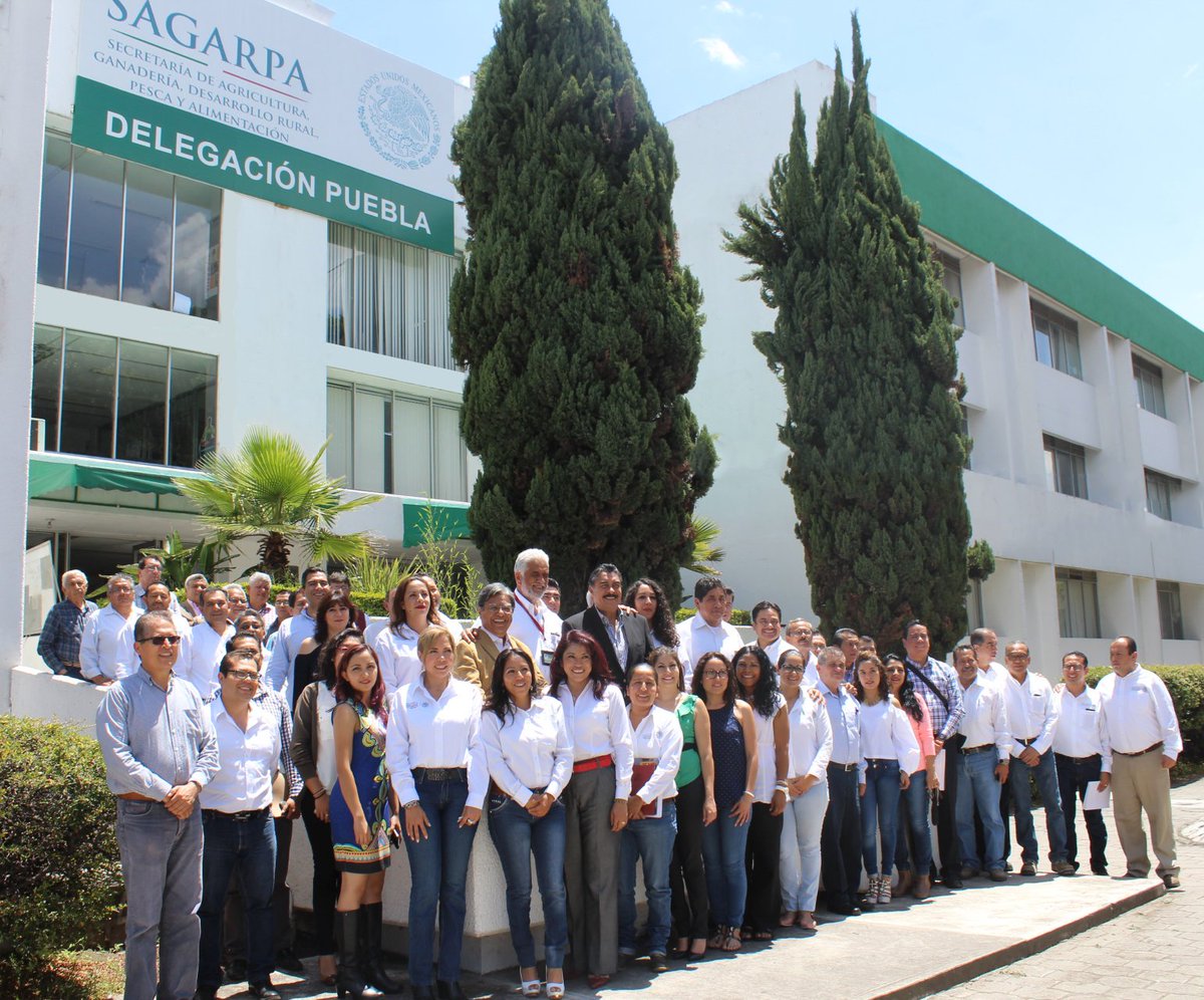 SADERPue's tweet photo. El Coordinador Gral. de Delegaciones, @ramirohdezg concluye su visita de trabajo con una reunión de la Estructura de la #SAGARPAPue https://t.co/XpKE3DRe33