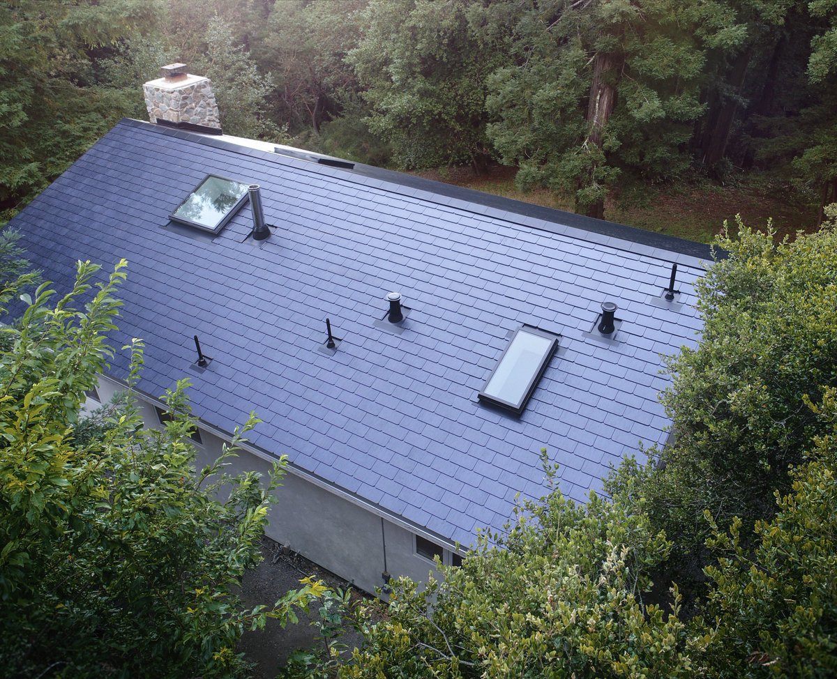 tsrandall's tweet image. Can you tell which shingles have solar cells in them? bloomberg.com/news/articles/…