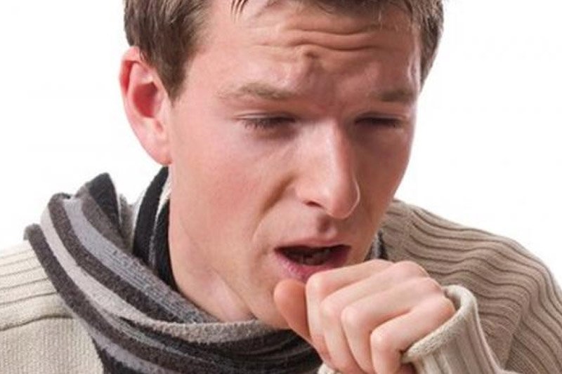 глухой кашель. Tusea. покашливание. простуда. человек кашляет на белом фоне.