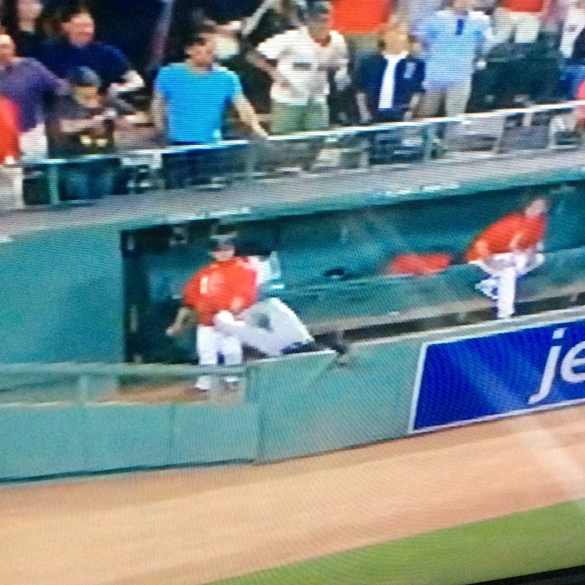 BKells8's tweet photo. @DavidMuir WOW!That was a head over heals catch! Austin deserved a standing ovation.👏🏽#Remirez the look of "Did he do that"#AmericaStrong🇺🇸 https://t.co/P2ZsV0mjMx