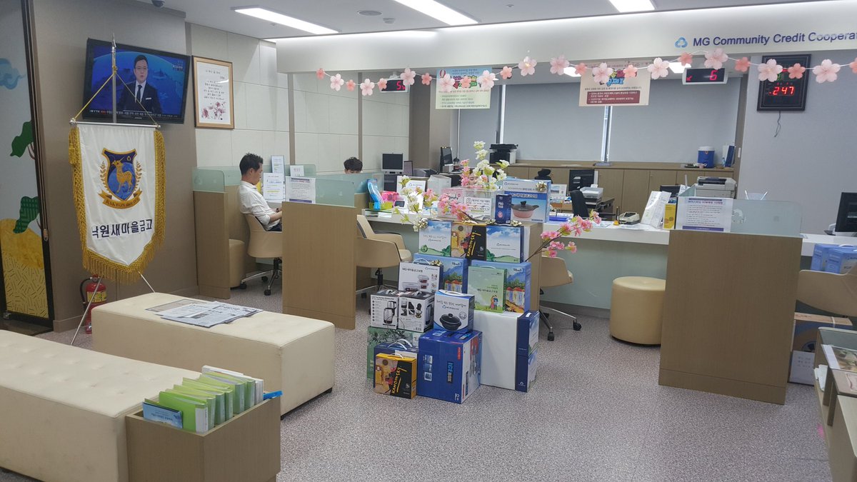 1pacers24's tweet image. 8월의 #삼평동 
 
판교역 인근 무더위쉼터 점검을 하였습니다

판교역 테크노광장에는 NH농협과 낙원새마을금고가 무더위 쉼터로 지정되어 있습니다.

판교역을 지나다 더위에 지치셨다면?

#무더위_쉼터 에서 쉬었다 가세요~!

안전한 #성남시