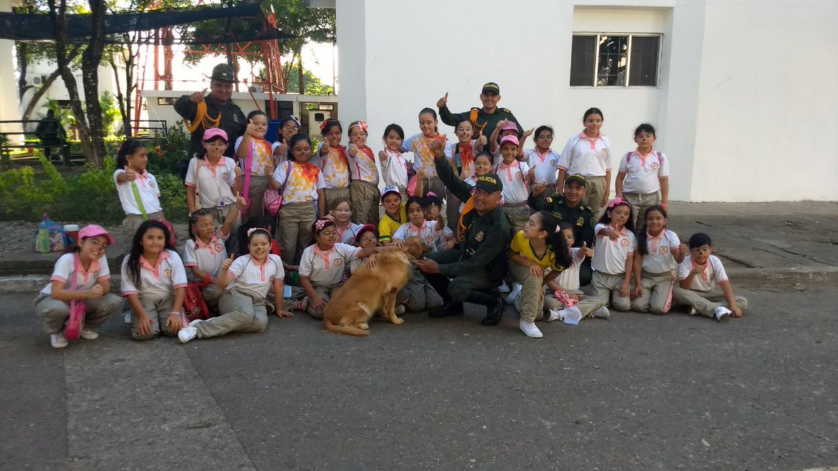 PoliciaDEMAM's tweet photo. El grupo #PoliciaCarabineros y las caninas #Luna y #Dashua realizan show a los estudiantes del colegio #SantaTeresita de Barrancabermeja https://t.co/GVhKKORfyf