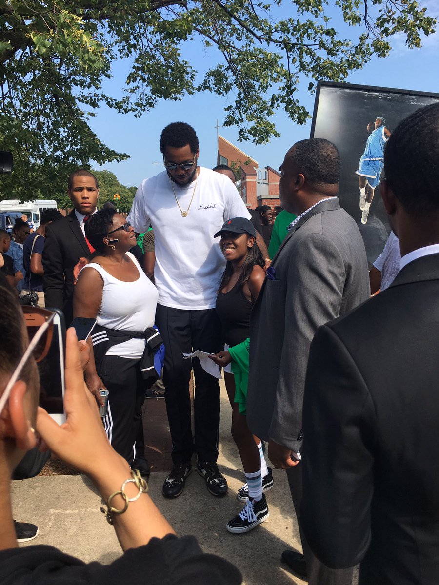CarverReal's tweet photo. What a great day! Thank you to @carmeloanthony for coming out to @thetournament #DayofGiving2017!! A great push for community empowerment! 🏀 https://t.co/f4UVpjHhjr