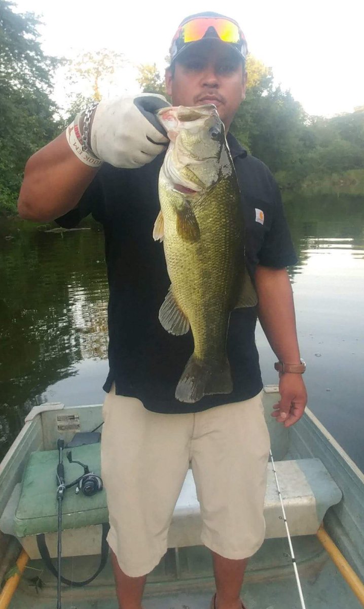 MuscatineIA's tweet image. Sam Aguirre caught this monster in Muscatine County's 'Chicken Crick' #IowaFish #IowaSummer @iowadnr