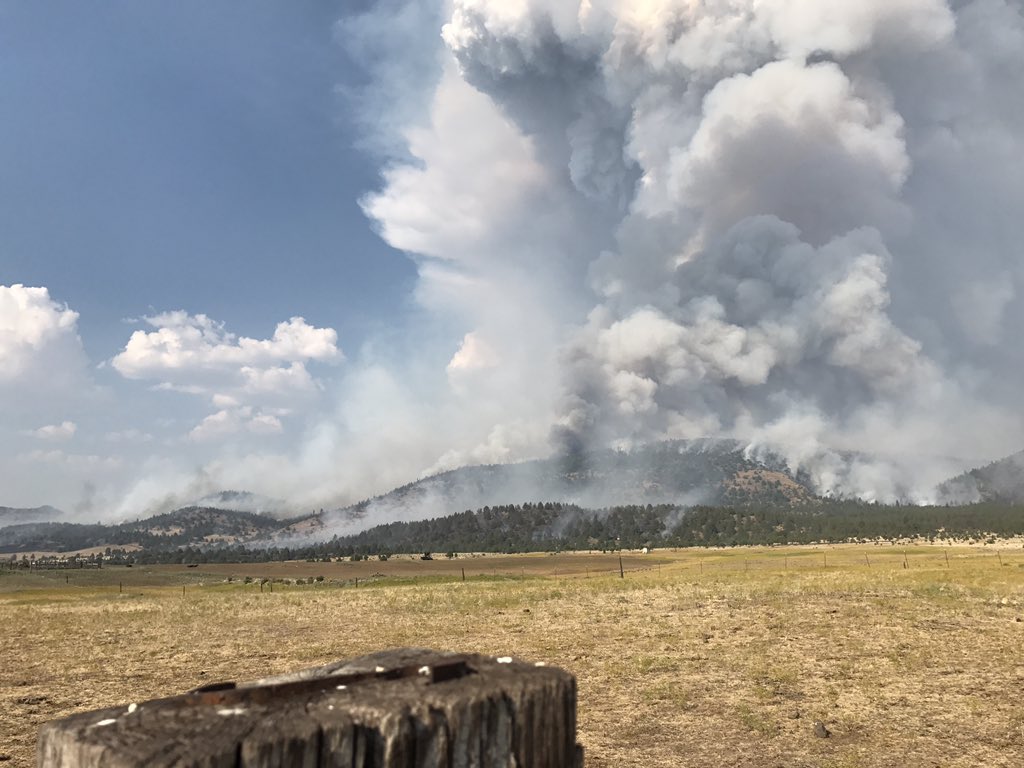 livemapus's tweet image. Impressive pillars of smoke at the Modoc fire #ModocJulyComplex    california.liveuamap.com/en/2017/3-augu…  via @Cal_OES